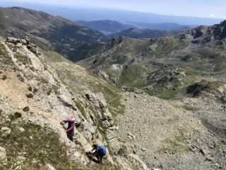 Angela e Luca arrivano sulla cengia.