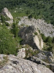 La parte iniziale della via che si sviluppa sulla cresta di questi torrioni