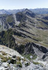 Scendendo dalla normale, al fondo il bivacco Soardi.