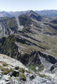 Scendendo dalla normale, al fondo il bivacco Soardi.