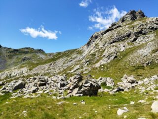 Verso il colle Laris che rimane ancora nascosto sulla destra 