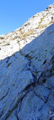 Al fondo della cengia in leggera salita la terza calata