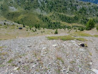 Ultimo ometto trovato da qua in giù o in sù il sentiero (sbagliato) preso è evidente fino al fondo valle