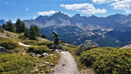 Il primo tratto del sentiero-balcone verso Nevache  