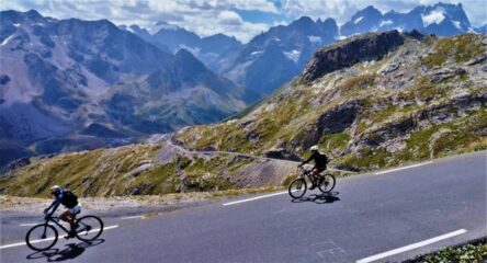 Il breve tratto iniziale di discesa su asfalto