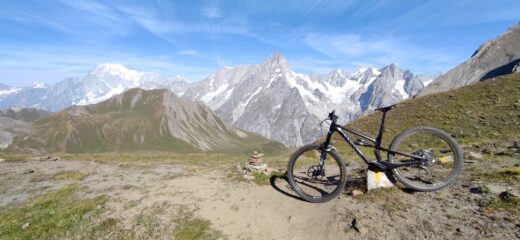 Panorami eccezionali in discesa sul rifugio Bonatti 
