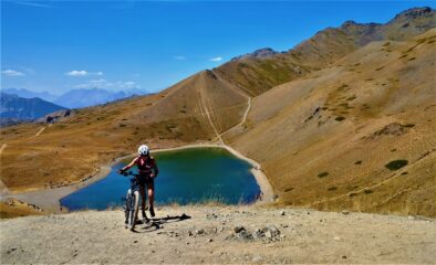 Breve portage finale sulla rampa dal lago al col Saurel