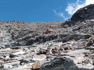 Il grande masso con ometto visto un po' più da vicino...