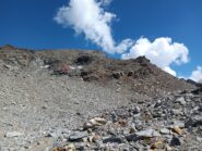 Il tratto di itinerario sopra il col des Pariotes. Circondato in rosso (salvo errore!), il grande masso omettato che, sul pendio, può fare da riferimento in salita dal colle.