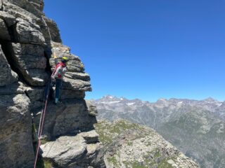 La corda fissa in discesa dalla cima NO