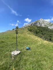 Le paline al passo del Solivo 1574m. Proseguire salendo dritti verso la vetta.