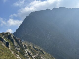 Croce di vetta in vista da Biv.Ca’de legnn 