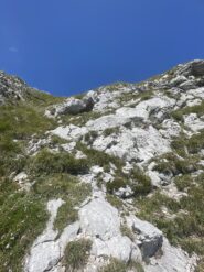 Targa commemorativa e sentiero che prosegue ripido a sinistra