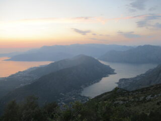 il promontorio del Vrmac visto al tramonto scendendo dal Lovcen