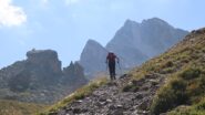 Sul bel sentiero con la cima sullo sfondo.