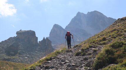 Sul bel sentiero con la cima sullo sfondo.