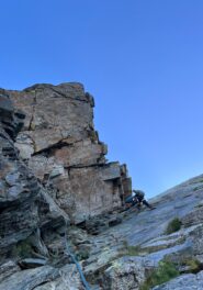 Il diedro iniziale salito, chiodo sulla sinistra 