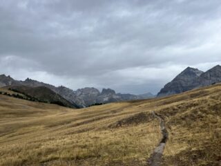 Sentiero verso lago di Thures scendendo dalla Guglia Rossa