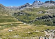 partenza dalla diga, si sale per prati