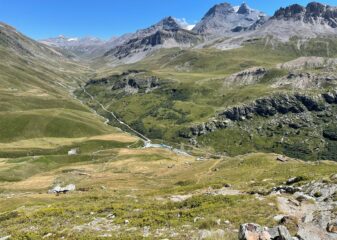 partenza dalla diga, si sale per prati