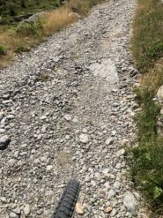Il fondo stradale subito dopo il Lago Laus (peggiora)