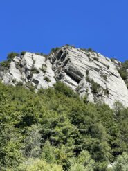 La via passa nella placca di sx