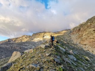 Vecchia morena laterale da seguire fino al suo termine contro le rocce, dove una breve rampa erbosa a destra permette di salire sopra alle balze rocciose.