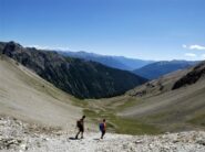 L'ampio e luminoso vallone di discesa dal col Peyron