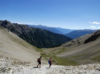 L'ampio e luminoso vallone di discesa dal col Peyron