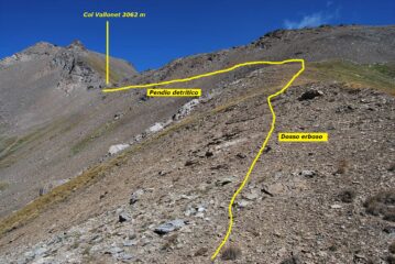 Quasi al colle provenendo dal lago: il dosso erboso facilmente risalibile e il faticoso traverso sul pendio detritico