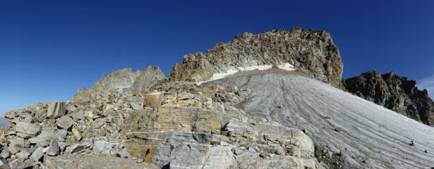 Il nevaio sospeso sovrastato dalla Punta di Ceresole.