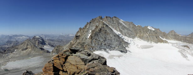 Il Gran Paradiso dalla vetta.