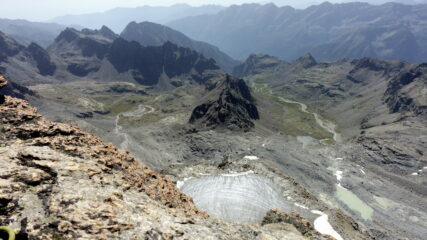 Versante meridionale dalla vetta con a sx il vallone di salita e a dx il vallone dei Guoi (da cui si può scendere).