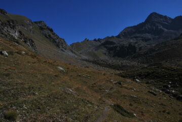 Quasi alla testata del vallone: la Punta Garin e la finestra col Col Garin