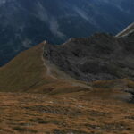 Fine dei tratti attrezzati: si scende al Col Tsa Setse su prato 