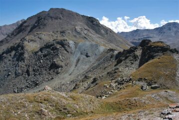 In vista del Colle e del sentiero che sale da S. Marcel, con gli ultimi risalti rocciosi da superare