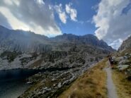 Sulla via del ritorno ammirando la cresta frastagliata tra le cime di Bresses.