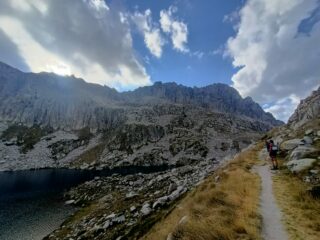 Sulla via del ritorno ammirando la cresta frastagliata tra le cime di Bresses.