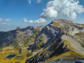 Dalla cima della Brignola, la dorsale e versante di collegamento con il Mongioie