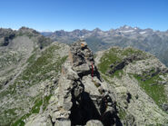 Il percorso per scendere dalla cima NO: in rosso la corda fissa, pallino per la calata alternativa