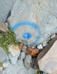 Curiosi segni lungo il percorso