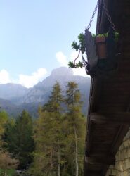 Il Pizzo Badile visto dal rifugio De Marie