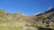 Il rifugio e le due punte Becca di Tey alle sue spalle