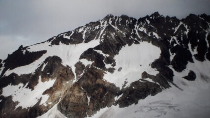 al centro la cima nord della Sengla vista dal bivacco..