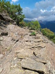 Traverso su roccione sul sentiero di salita