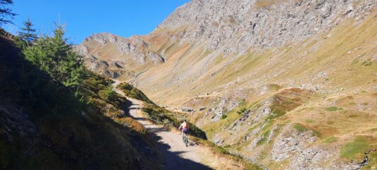 Sulla sterrata verso il lago Verde