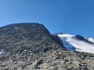 Dal bivacco Gratton vista sulla pietraia percorsa in discesa