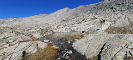 Da uno dei laghi alti della Civetta si vede bene la discesa dalla cima