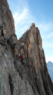 la facile cengia sotto il Clocheton d'accesso allo spigolo..