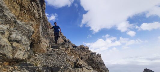 Si scende per tracce esposte il versante est